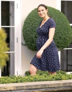 Seraphine Robe Grossesse Et Allaitement – Bleu Marine -Seraphine 1128204624 7b552cd2a0fa95c32eb06db1f1e24b2df1956fef991852802c5541a59296f6dd d 640