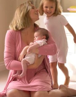 Seraphine Pyjama 2 Pièces Grossesse Et Allaitement – Rose -Seraphine 1159428797 52162de439345a93bb77427ae759cc781baa54122e911d5a0523e952c0aad9f3 d 640