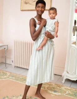 Seraphine Robe Cache-cœur Grossesse Et Allaitement En Coton à Rayures Sauge Et Blanche -Seraphine Aaliyah Sage Mum 03 V6