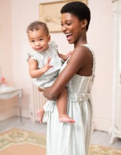 Seraphine Robe Cache-cœur Grossesse Et Allaitement En Coton à Rayures Sauge Et Blanche -Seraphine Aaliyah Sage Mum 04 V6