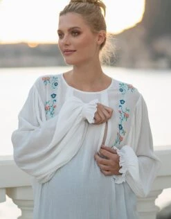 Seraphine Haut Chemisier Blanc De Maternité à Allaitement à Fleurs Brodées -Seraphine Bronte White 03 V2