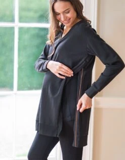 Seraphine Pull Grossesse Et Allaitement Col En V – Noir 8 Seraphine Pull Grossesse Et Allaitement Col En V – Noir -Seraphine Charity Black 03 V1