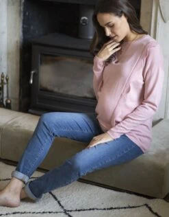 Seraphine Pull Grossesse Et Allaitement à Volants – Rose -Seraphine Claudine Pink V3 03