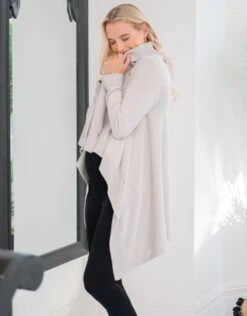 Seraphine Cardigan Grossesse Asymétrique - Gris Perle -Seraphine Denise CloudGrey V7 07