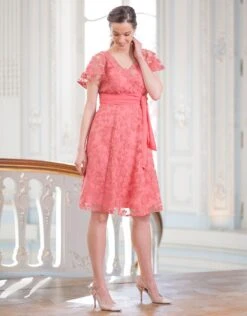 Seraphine Robe En Dentelle Florale De Grossesse à Allaitement Rose Corail -Seraphine Diane Coral 07 V2
