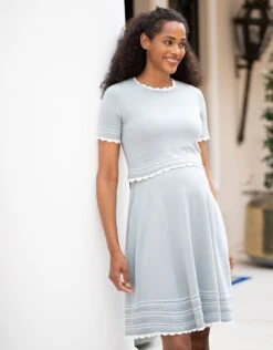 Seraphine Robe De Grossesse à Allaitement Vert Sauge Avec Bordure Festonnée