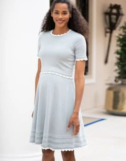 Seraphine Robe De Grossesse à Allaitement Vert Sauge Avec Bordure Festonnée -Seraphine Frieda Sage 05 V1