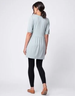 Seraphine Tunique Smockée De Grossesse Et D'allaitement Vert Sauge à Col En V -Seraphine Keira Sage 04