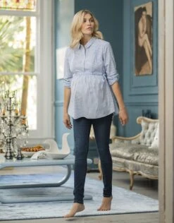Seraphine Chemise De Grossesse Et D'allaitement à Fines Rayures Bleues Et Blanches Avec Lien Sur Le Côté -Seraphine Larry Stripe 03 V2