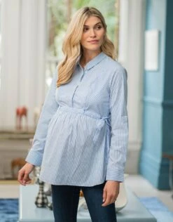 Seraphine Chemise De Grossesse Et D'allaitement à Fines Rayures Bleues Et Blanches Avec Lien Sur Le Côté -Seraphine Larry Stripe 08 V2