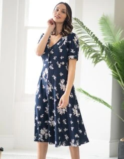 Seraphine Robe De Grossesse Et D'allaitement à Imprimé Fleuri Bleu Marine Et Blanc -Seraphine Lisanne Navy 06 V3