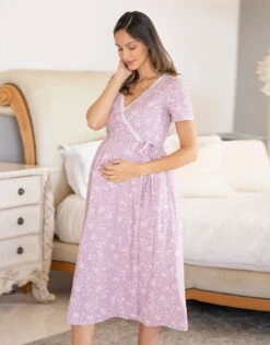 Seraphine Chemise De Nuit De Grossesse Et Allaitement à Imprimé Floral Lilas Avec Bordures En Dentelle -Seraphine Marigold Mauve 03 V1