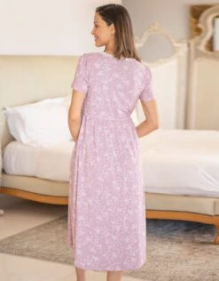 Seraphine Chemise De Nuit De Grossesse Et Allaitement à Imprimé Floral Lilas Avec Bordures En Dentelle -Seraphine Marigold Mauve 04 V1