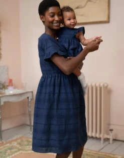 Seraphine Robe Broderie Anglaise Bleu Marine De Grossesse à Allaitement -Seraphine Octavia Navy Mama 04 V2