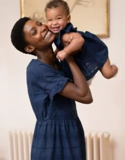 Seraphine Robe Broderie Anglaise Bleu Marine De Grossesse à Allaitement -Seraphine Octavia Navy Mama 05 V2