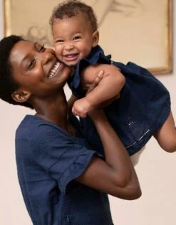 Seraphine Mama & Mini - Robe Bébé En Coton Brodée Anglaise Bleu Marine -Seraphine Octavia Navy Mini 02 V1