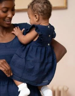 Seraphine Mama & Mini - Robe Bébé En Coton Brodée Anglaise Bleu Marine -Seraphine Octavia Navy Mini 04 V1