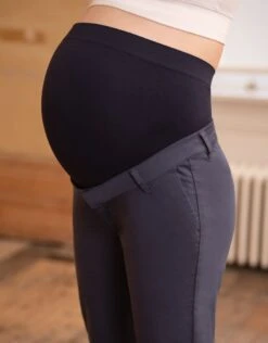 Seraphine Pantalon Grossesse Chino Bandeau Taille Haute - Bleu Marine -Seraphine Olga Navy 04 V3