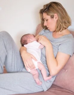 Seraphine Pyjama Grossesse Et Allaitement Haut Croisé – Gris -Seraphine Priyanka Grey 03