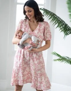 Seraphine Robe De Grossesse à Allaitement Rose Avec Cordon De Serrage Et Fleurs -Seraphine Raquelle Pink 03 V2