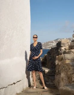 Seraphine Robe De Grossesse Et D'allaitement à Pois Bleu Marine Et Blanc Nouée Sur Le Devant -Seraphine Taryn NavySpot 07 V3