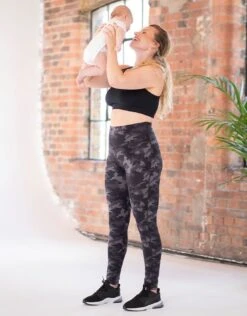 Seraphine Legging Grossesse 7/8 Sport Imprimé Camouflage – Gris Foncé -Seraphine Xenia Camo 03